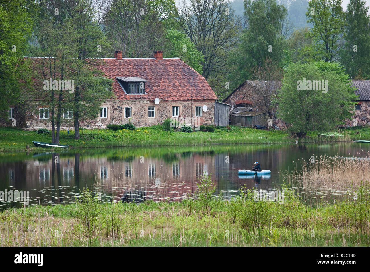 La lettonia, al nord-est della Lettonia, Regione di Vidzeme, Gauja National Park, Araisi, vista villaggio dal lago Araisi Foto Stock