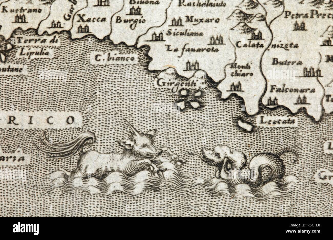 Dettaglio di un mare combattimenti di mucche di mare a serpentina cane. L'lsole piuÌ€ famose del mondo, descritte da Thomaso Porcacchi da Castiglione Arretino e intagliate da Girolamo Porro Padovano. 1576. Fonte: G.7223, pagina 51. Foto Stock