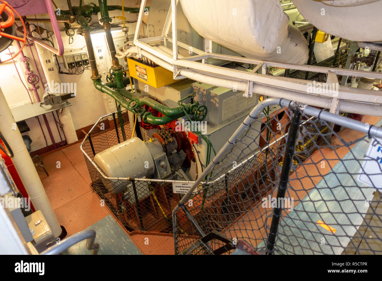 Generatore di emergenza diesel camera, USS Midway Museum di San Diego, California, Stati Uniti. Foto Stock