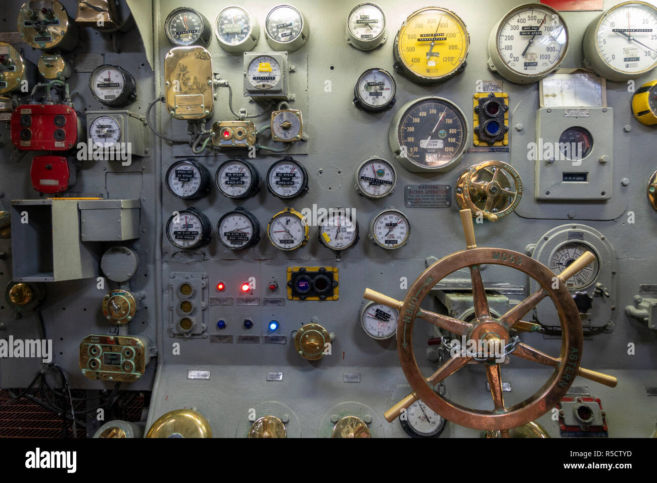 Pannello di controllo nella sala motori, USS Midway Museum di San Diego, California, Stati Uniti. Foto Stock