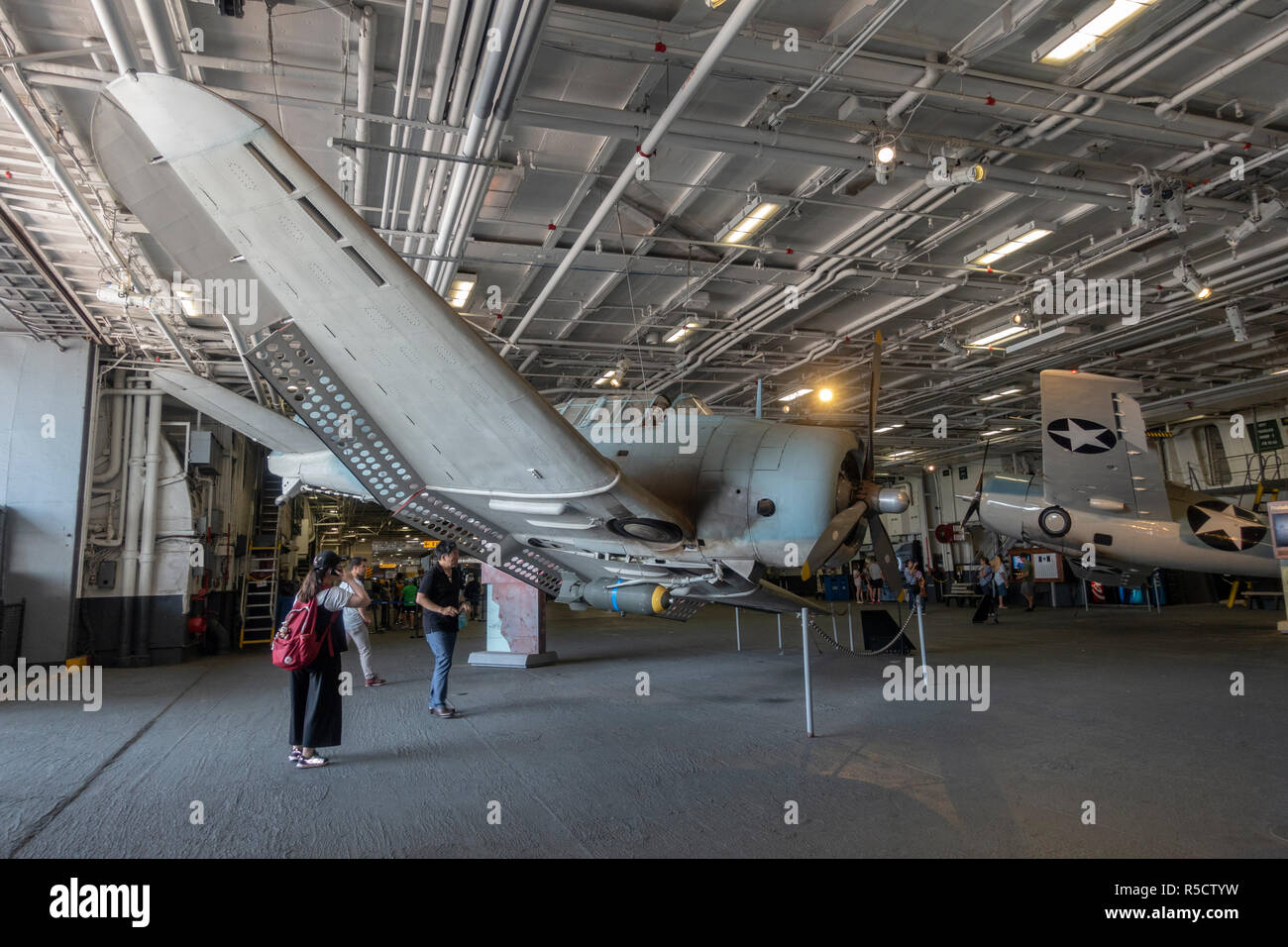 Un Douglas SBD intrepida dive bomber aeromobili, USS Midway Museum di San Diego, California, Stati Uniti. Foto Stock