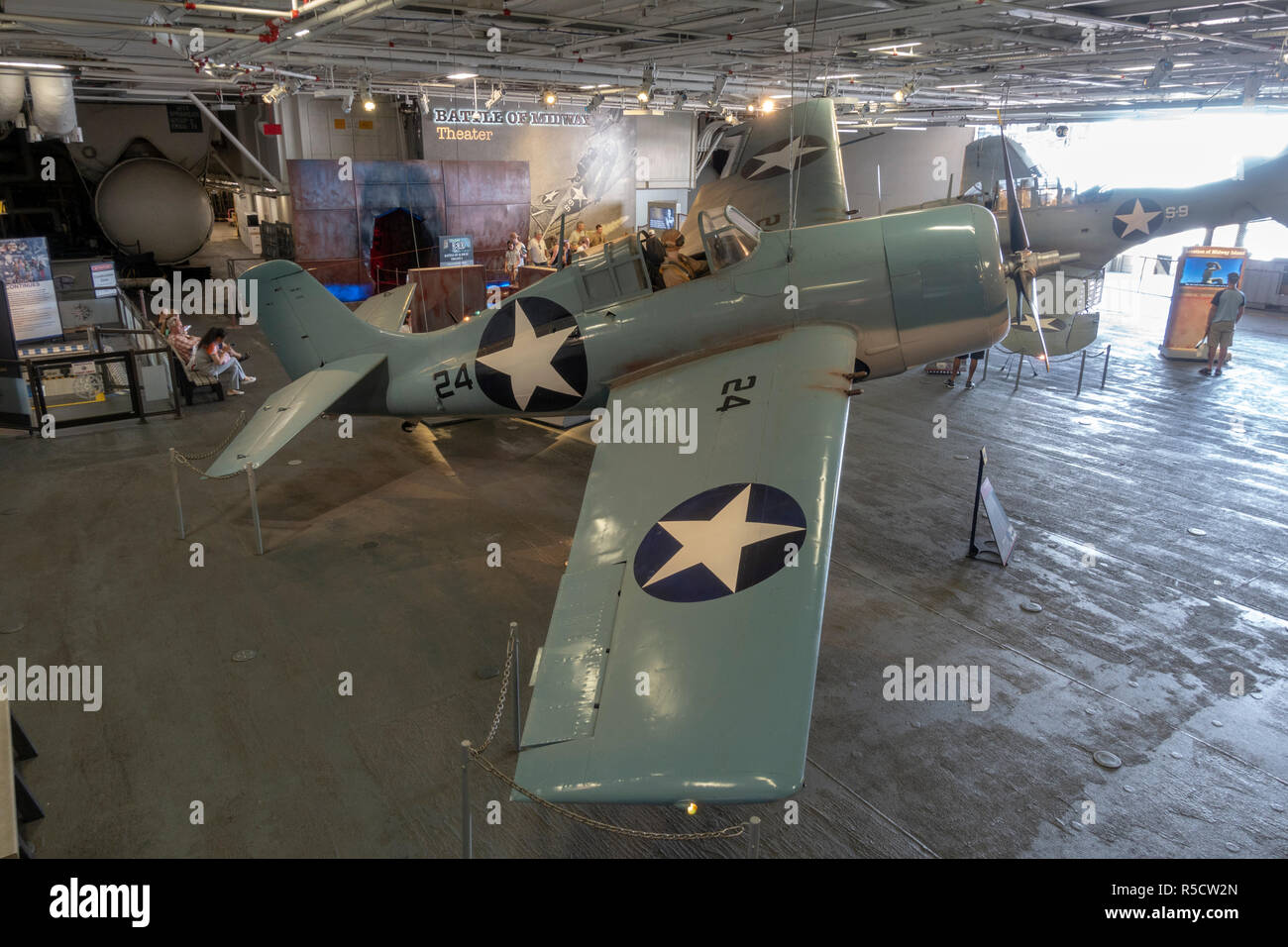 Un Douglas SBD intrepida dive bomber aeromobili, USS Midway Museum di San Diego, California, Stati Uniti. Foto Stock