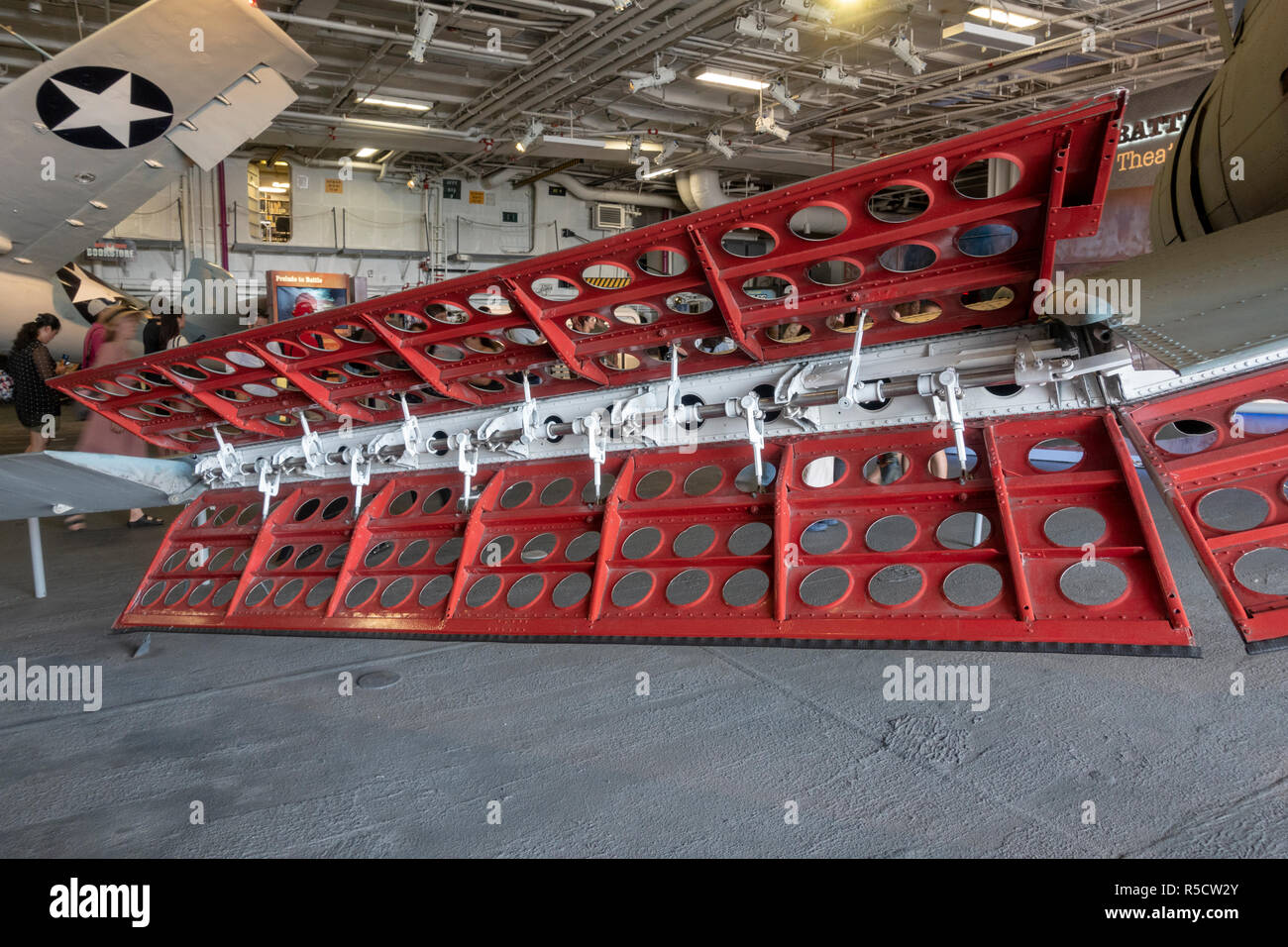 Il dive freni (in una posizione aperta) su un Douglas SBD intrepida dive bomber aeromobili, USS Midway Museum di San Diego, California, Stati Uniti. Foto Stock
