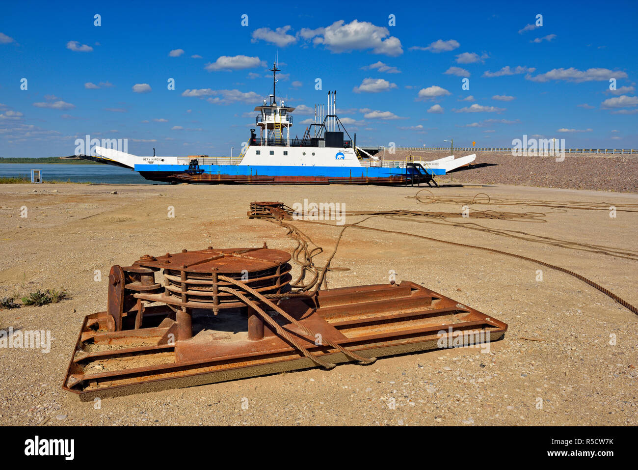 MacKenzie abbandonati in traghetto sul Fiume- di Merv Hardie, Fort Providence, Northwest Territories, Canada Foto Stock