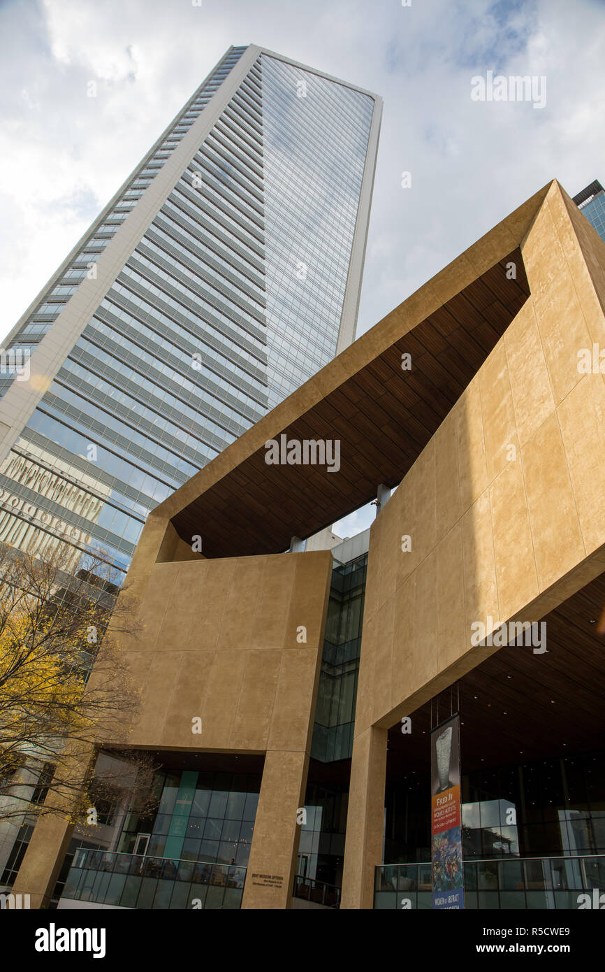 CHARLOTTE, NC - Novembre 25, 2016: Il Museo della Menta e la Duke Energy Center sono due esempi di architettura moderna in uptown Charlotte. Foto Stock