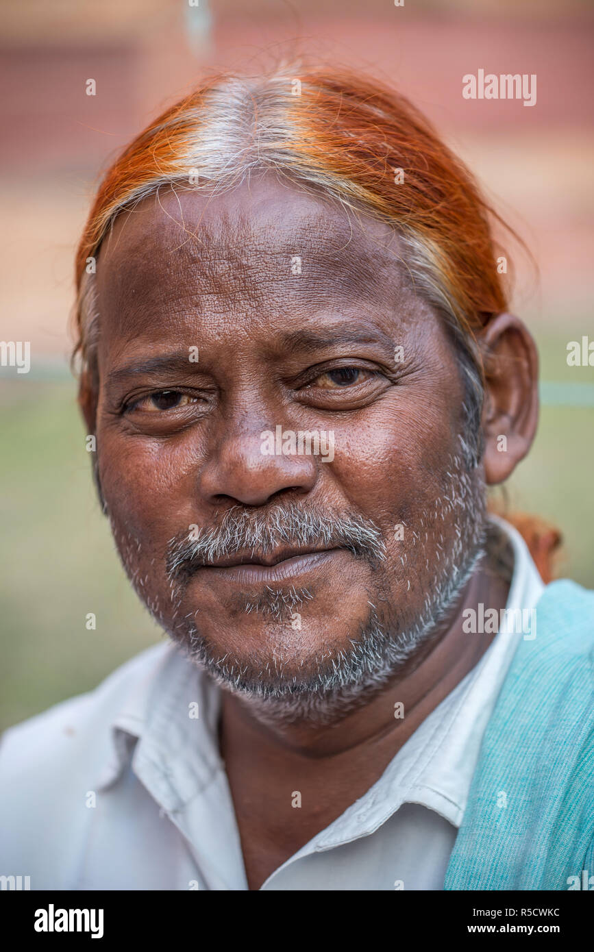 Ritratto di un uomo indiano con hennè capelli colorati, al Forte di Agra, Uttar Pradesh, India Foto Stock