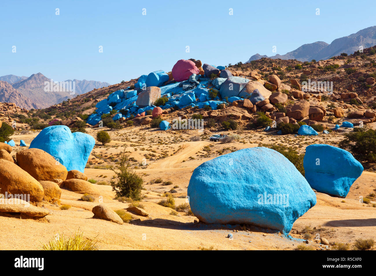 Sassi Dipinti (lavoro di artista belga Jean Veran), Aguerd Oudad, nr Tafraoute, Anti Atlas, Marocco Foto Stock