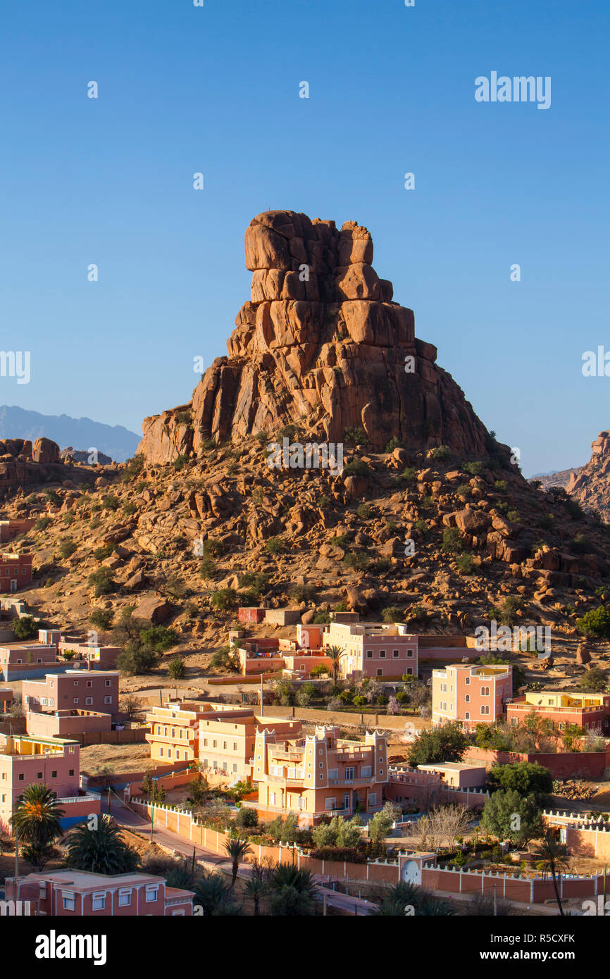 Il villaggio Berbero di Aguerd Oudad e la formazione di roccia Le Chapeau de Napoleone (di Napoleone Hat), nr. Tafraoute, Anti Atlas, Marocco Foto Stock