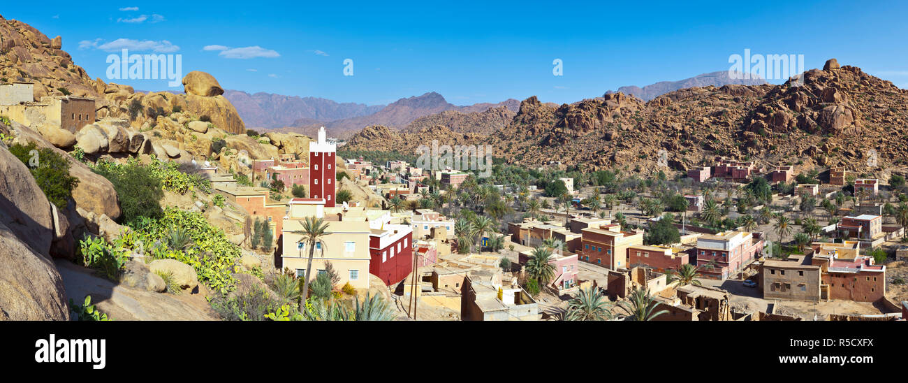 Vista in elevazione al di sopra della Moschea Rossa di Adai, Tafraoute, Anti Atlas, Marocco Foto Stock