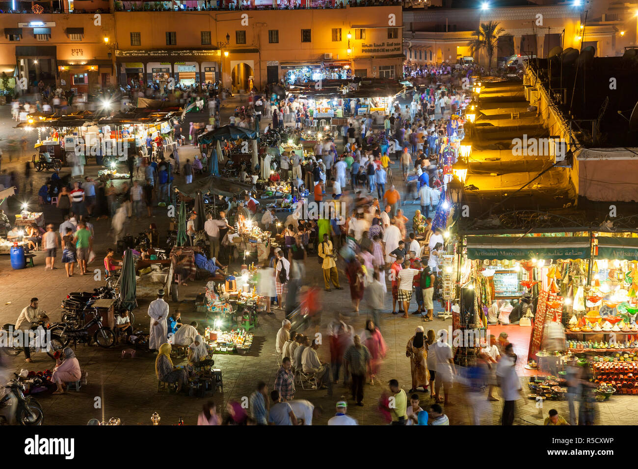 Vista di Jamal el Fna al crepuscolo, Marrakech, Marocco Foto Stock