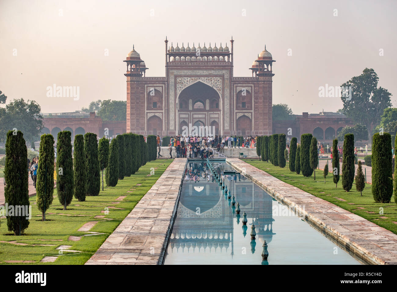 Darwaza-i-rauza porta sud (Porta grande) entrata al Taj Mahal riflettenti complesse sulla piscina di acqua, Agra, Uttar Pradesh, India Foto Stock