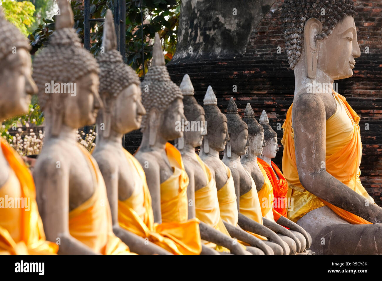 Linea di Buddha, Wat Yai Chai Mongkol, Ayutthaya, Thailandia Foto Stock
