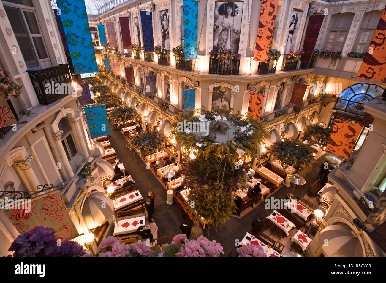 Ristoranti nel passaggio di fiori, Cicek Pasaji vicolo, quartiere di Beyoglu, Istanbul, Turchia Foto Stock