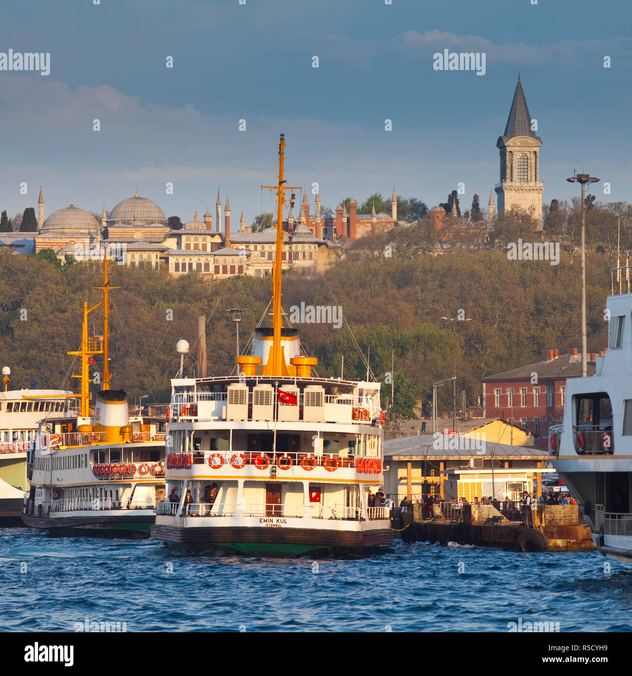 Il Topkapi Palace e traghetti sul lungomare del Golden Horn, Istanbul, TurkeyIstanbul, Turchia Foto Stock