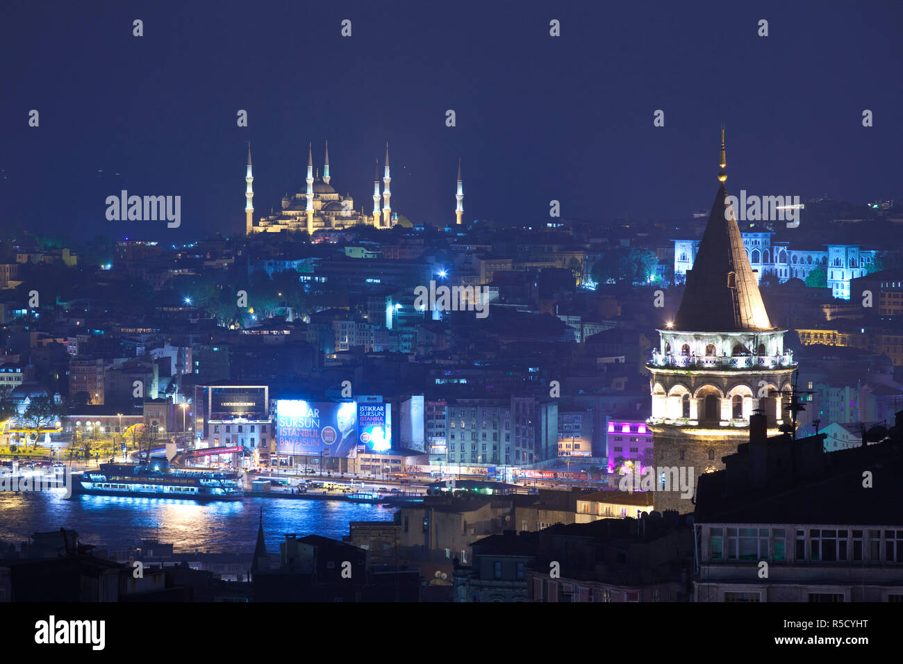Torre Galata e Moschea blu (Sultan Ahmet Camii), Sultanahmet, Istanbul, Turchia Foto Stock