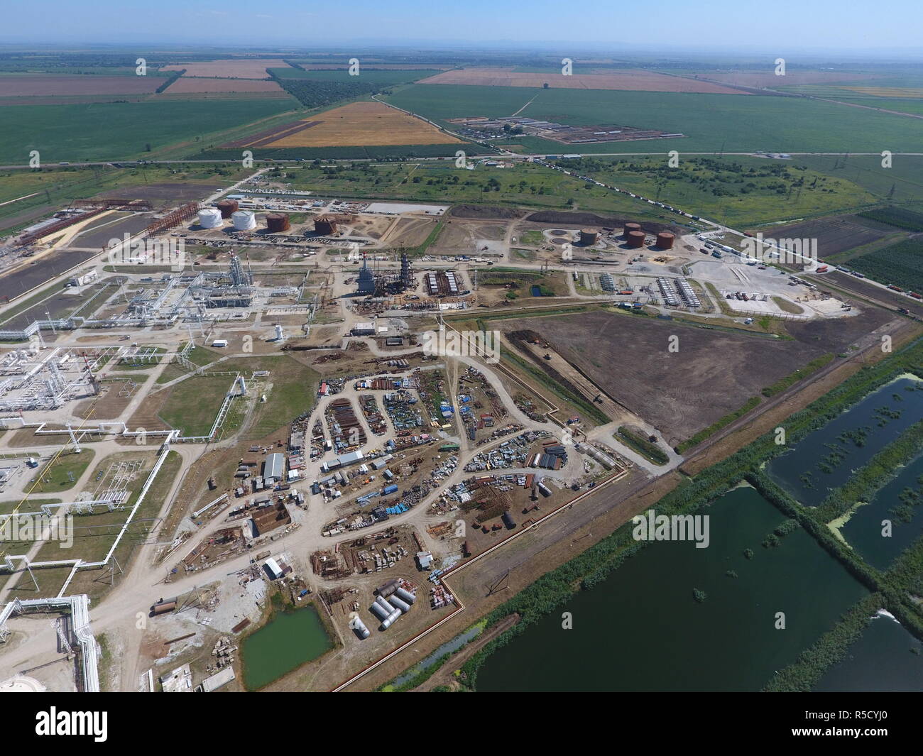 Raffineria. Pronto per l'uso nelle zone con apparecchiature e attrezzature in costruzione. Sito per un deposito di materiali da costruzione e di metallo. Foto Stock