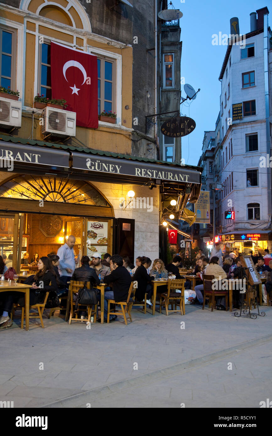 Ristoranti all'aperto, area di Beyoglu, Istanbul, Turchia Foto Stock