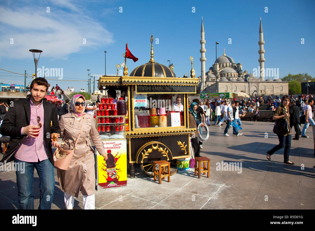 Il cibo e le bevande venditore di fronte alla nuova moschea (Yemi Cami), Istanbul, Turchia Foto Stock