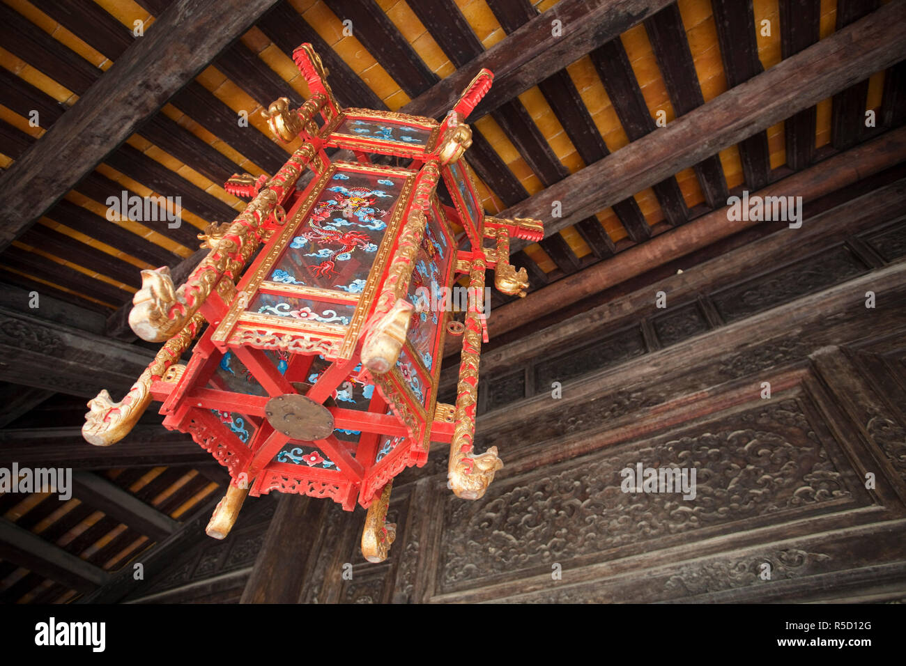 Il Vietnam, tonalità, Cittadella, Enclosure imperiale, Lanterna e coperture di dettaglio al tempio Mieu Gateway Foto Stock