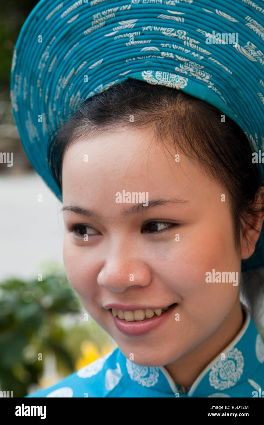 Il Vietnam, tonalità, ragazza in costume tradizionale Foto Stock