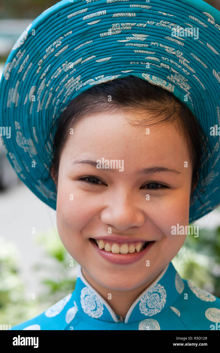 Il Vietnam, tonalità, ragazza in costume tradizionale Foto Stock