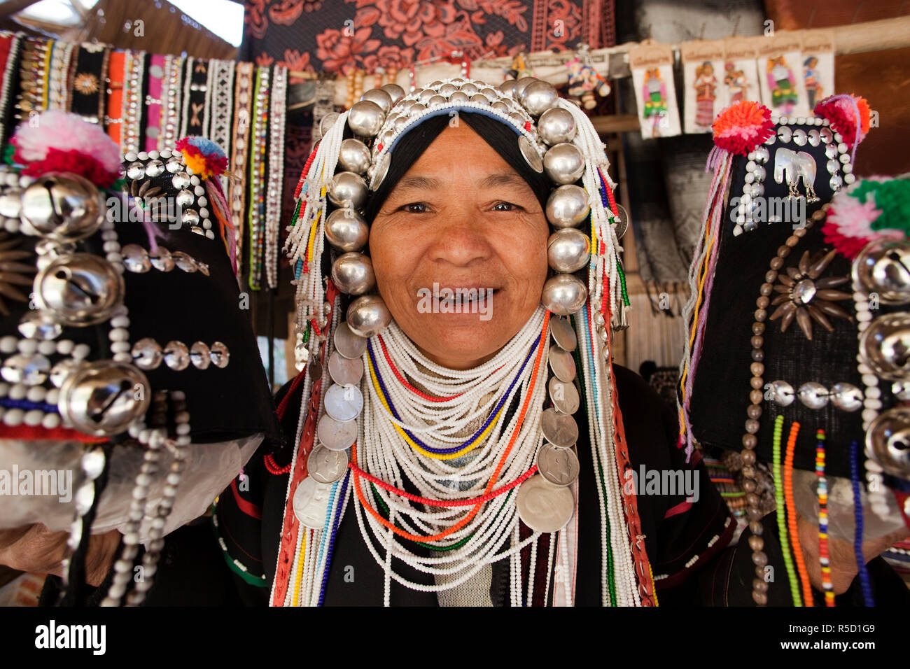 Thailandia, Triangolo Dorato, Chiang Mai, Akha Hilltribe Lady indossando il costume tradizionale Foto Stock