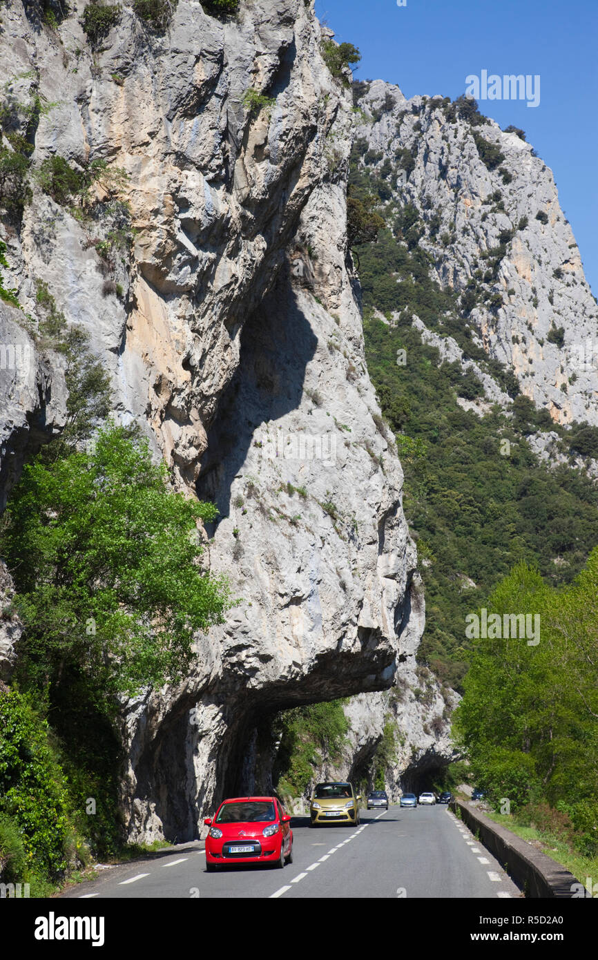 France, Languedoc-Roussillon, Aude, Pirenei, strada vicino a Quillan Foto Stock