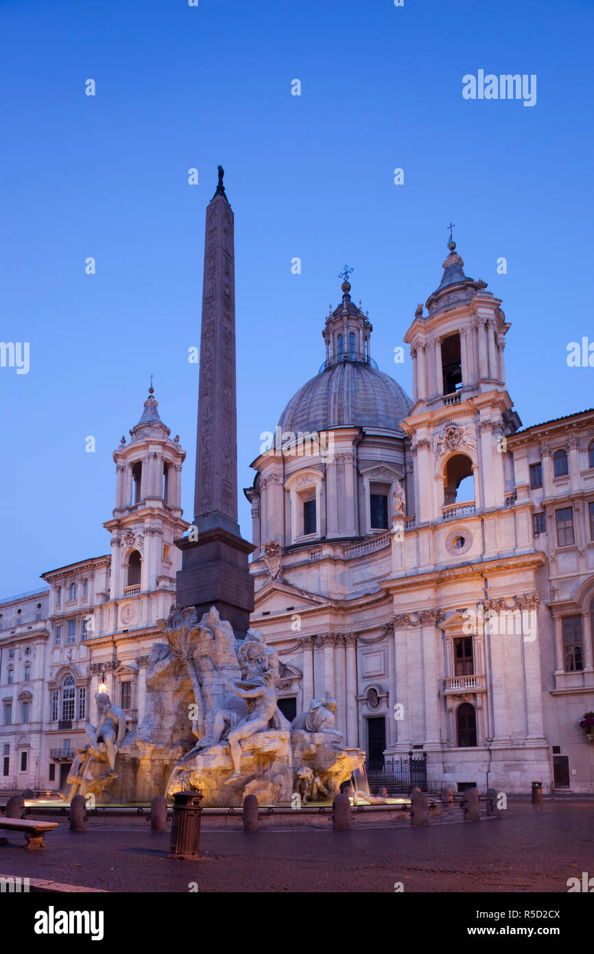 Italia, Roma, Piazza Navona, la Fontana dei Quattro Fiumi e Sant' Agnese in Agone Chiesa Foto Stock