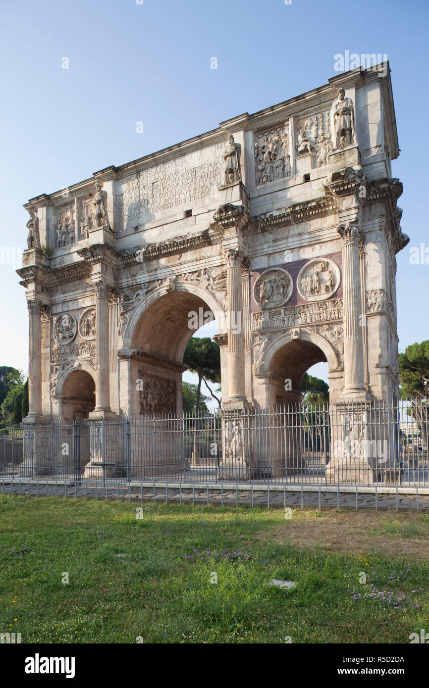 Italia, Roma, Arco di Costantino e il Colosseo Foto Stock