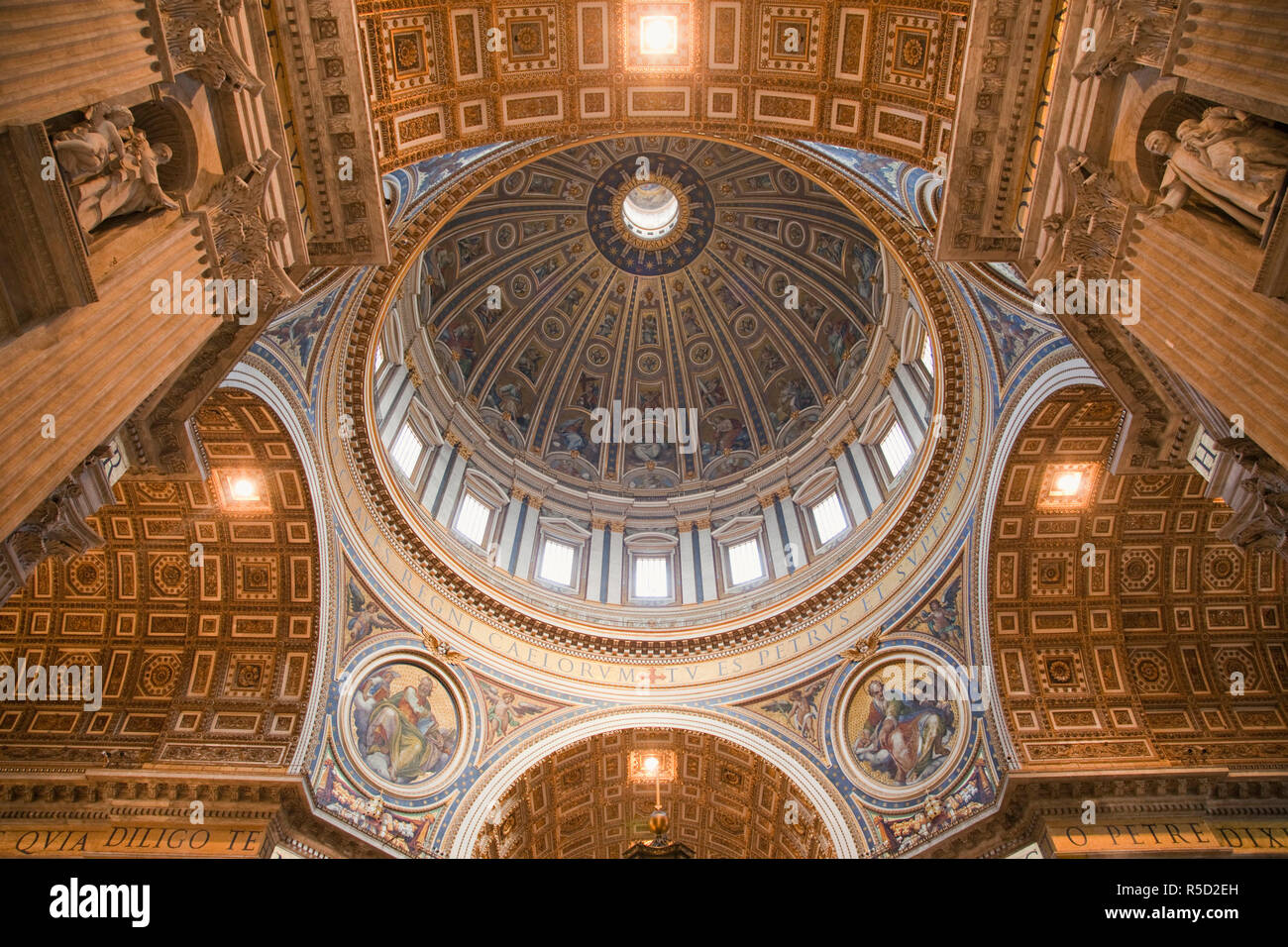 Italia, Roma, il Vaticano, Interno della Basilica di San Pietro, la cupola Foto Stock