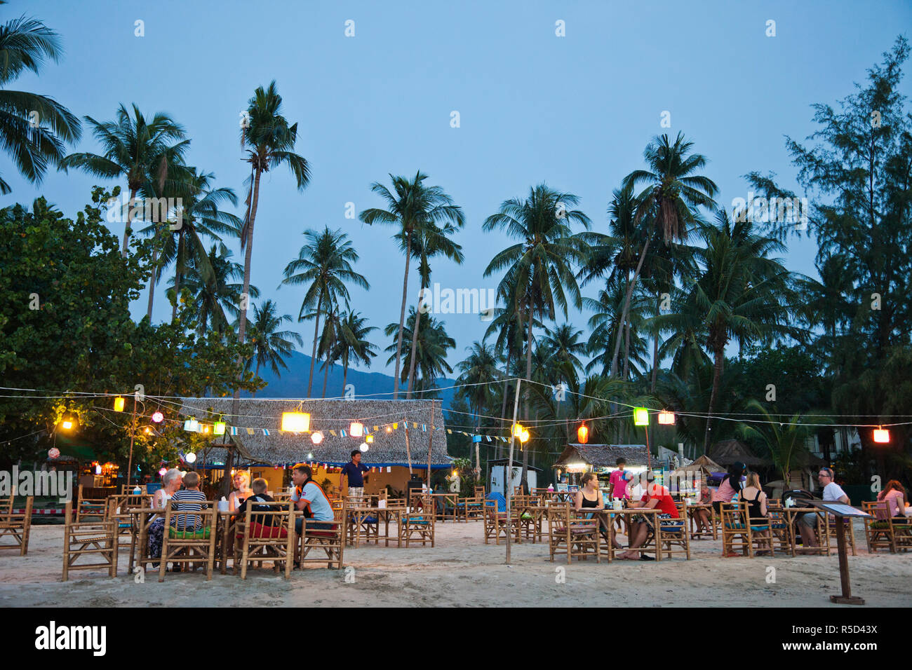 Thailandia, Trat Provincia, Koh Chang, Klong Prao Beach, ristoranti sulla spiaggia Foto Stock