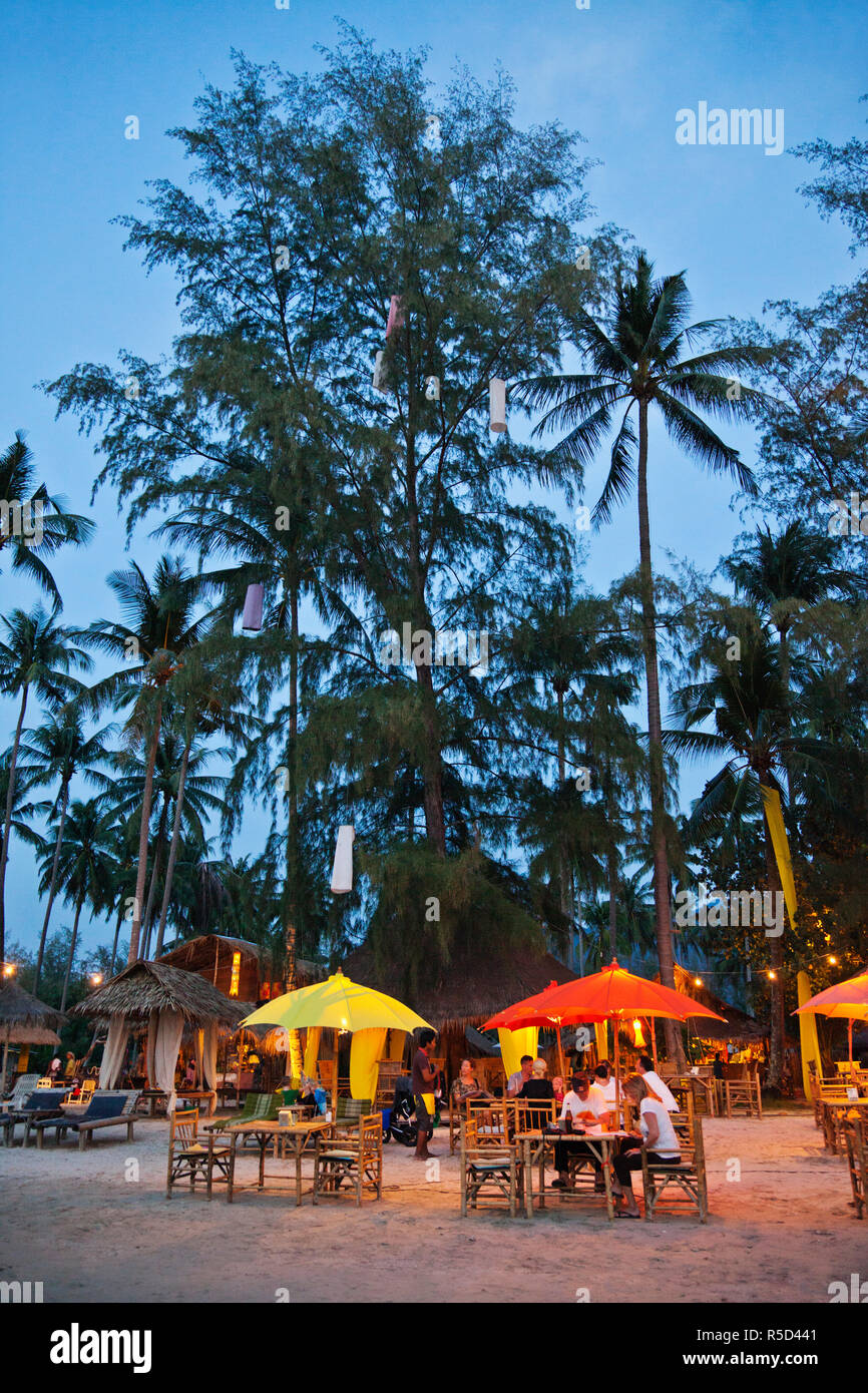 Thailandia, Trat Provincia, Koh Chang, Klong Prao Beach, ristoranti sulla spiaggia Foto Stock