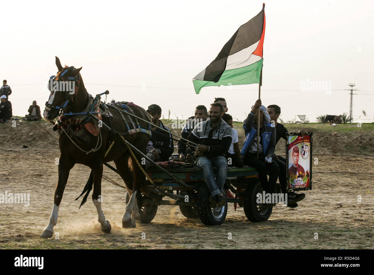 La striscia di Gaza, Territori palestinesi - 30 Novembre, 2018. Dimostranti palestinesi durante un 'Grande marzo del ritorno' dimostrazione sul confine Israel-Gaza, ad est della città di Rafah nel sud della striscia di Gaza, il 30 novembre 2018. Credito: Abdel Rahim Khatib / risveglio / Alamy Live News Foto Stock