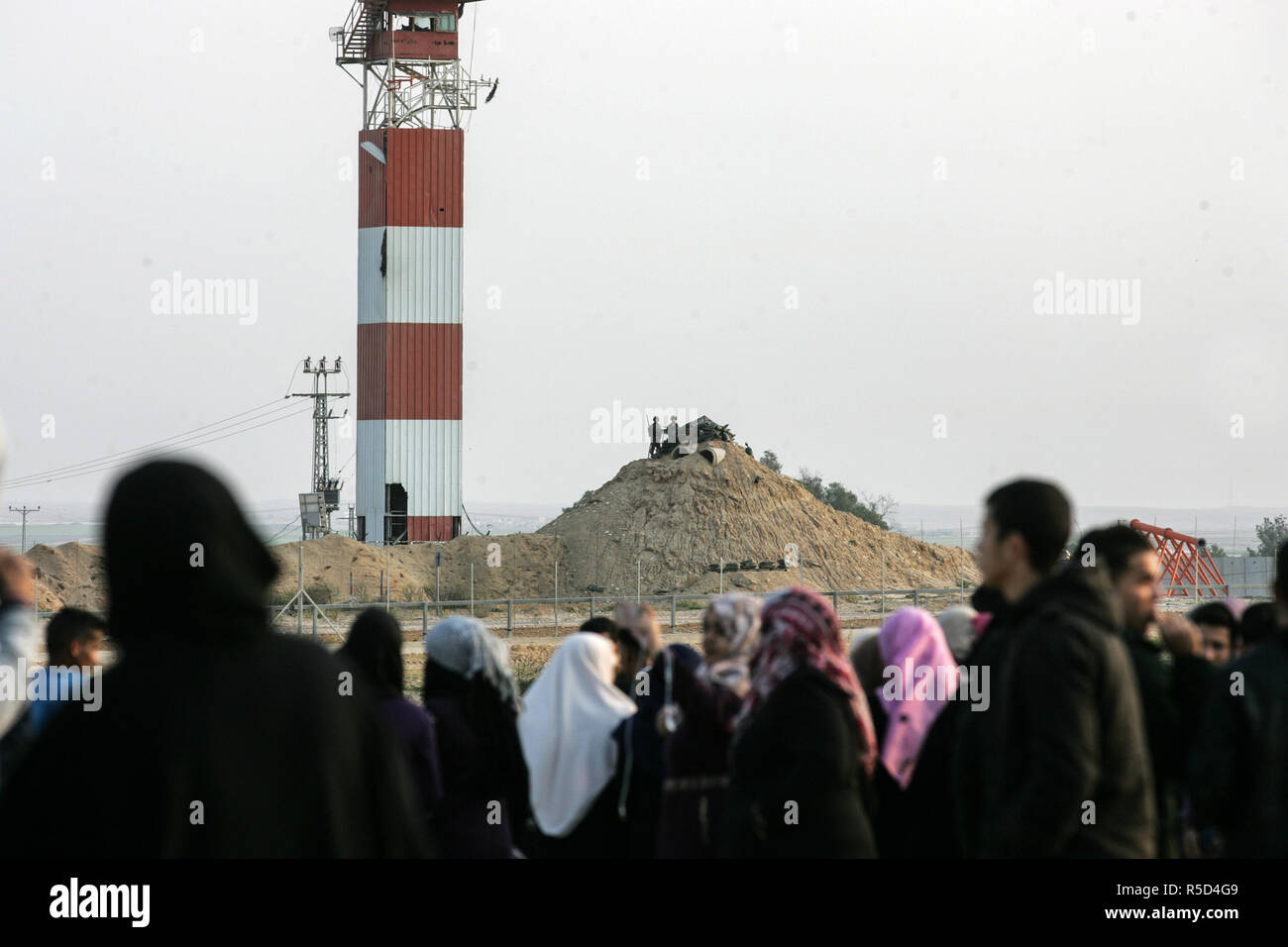 La striscia di Gaza, Territori palestinesi - 30 Novembre, 2018. Dimostranti palestinesi durante un 'Grande marzo del ritorno' dimostrazione sul confine Israel-Gaza, ad est della città di Rafah nel sud della striscia di Gaza, il 30 novembre 2018. Credito: Abdel Rahim Khatib / risveglio / Alamy Live News Foto Stock