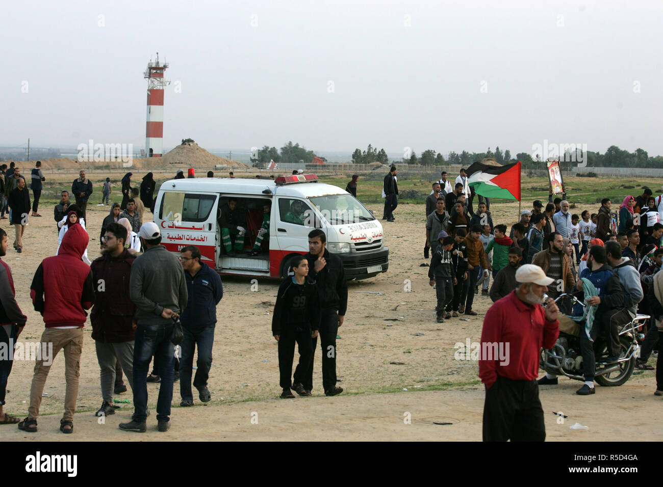 La striscia di Gaza, Territori palestinesi - 30 Novembre, 2018. Dimostranti palestinesi durante un 'Grande marzo del ritorno' dimostrazione sul confine Israel-Gaza, ad est della città di Rafah nel sud della striscia di Gaza, il 30 novembre 2018. Credito: Abdel Rahim Khatib / risveglio / Alamy Live News Foto Stock
