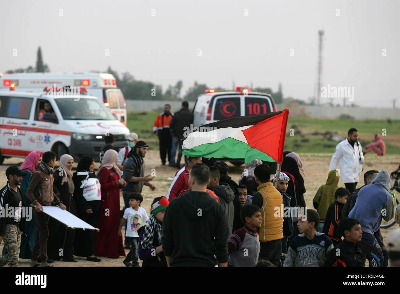 La striscia di Gaza, Territori palestinesi - 30 Novembre, 2018. Dimostranti palestinesi durante un 'Grande marzo del ritorno' dimostrazione sul confine Israel-Gaza, ad est della città di Rafah nel sud della striscia di Gaza, il 30 novembre 2018. Credito: Abdel Rahim Khatib / risveglio / Alamy Live News Foto Stock