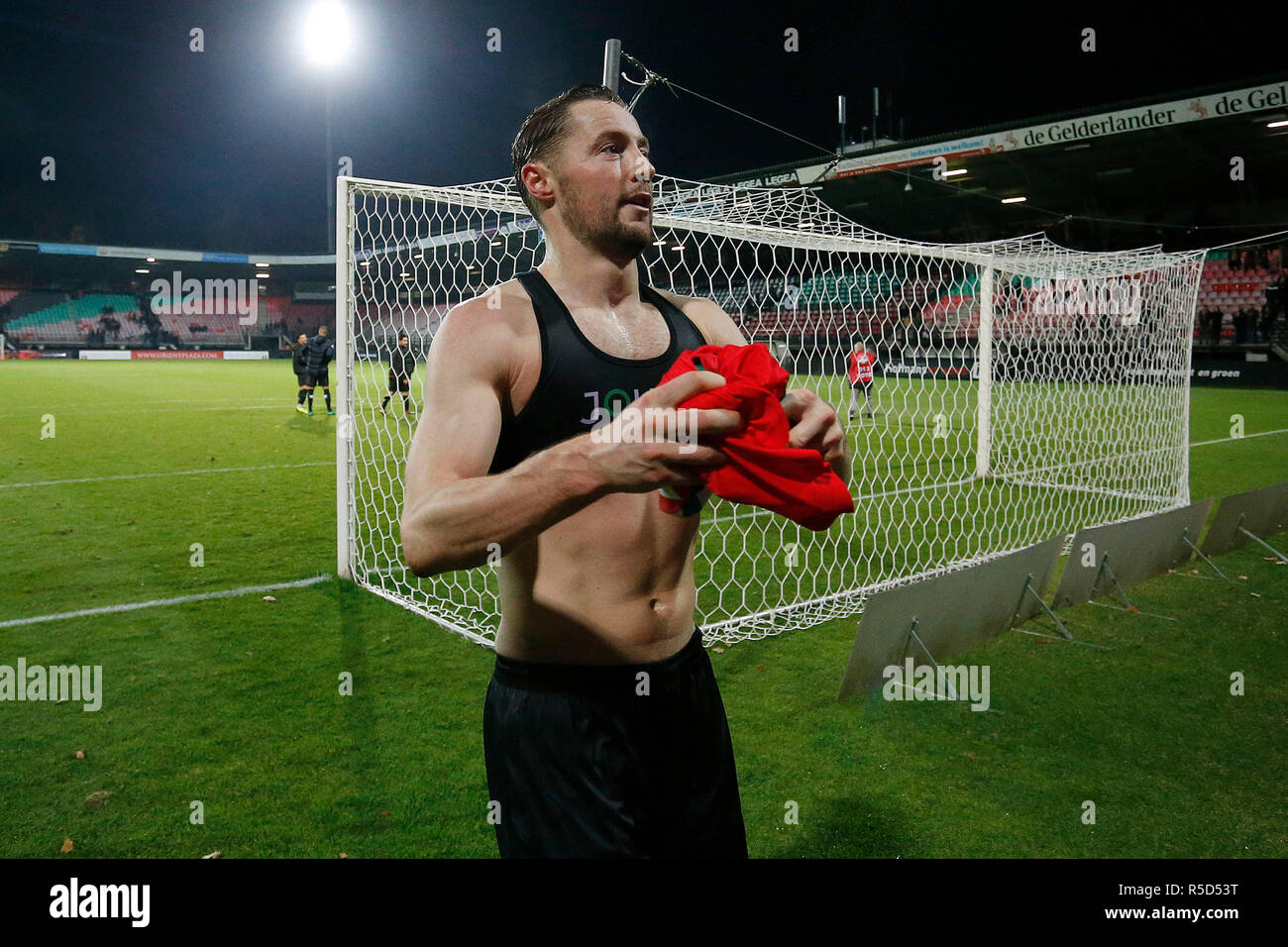 NIJMEGEN, 30-11-2018, Goffert stadium, stagione 2018 / 2019, olandese Keuken Kampioen Divisie, NEC Nijmegen player Rens van Eijden gettando la sua maglietta per una ventola durante la partita NEC - FC Volendam. Foto Stock