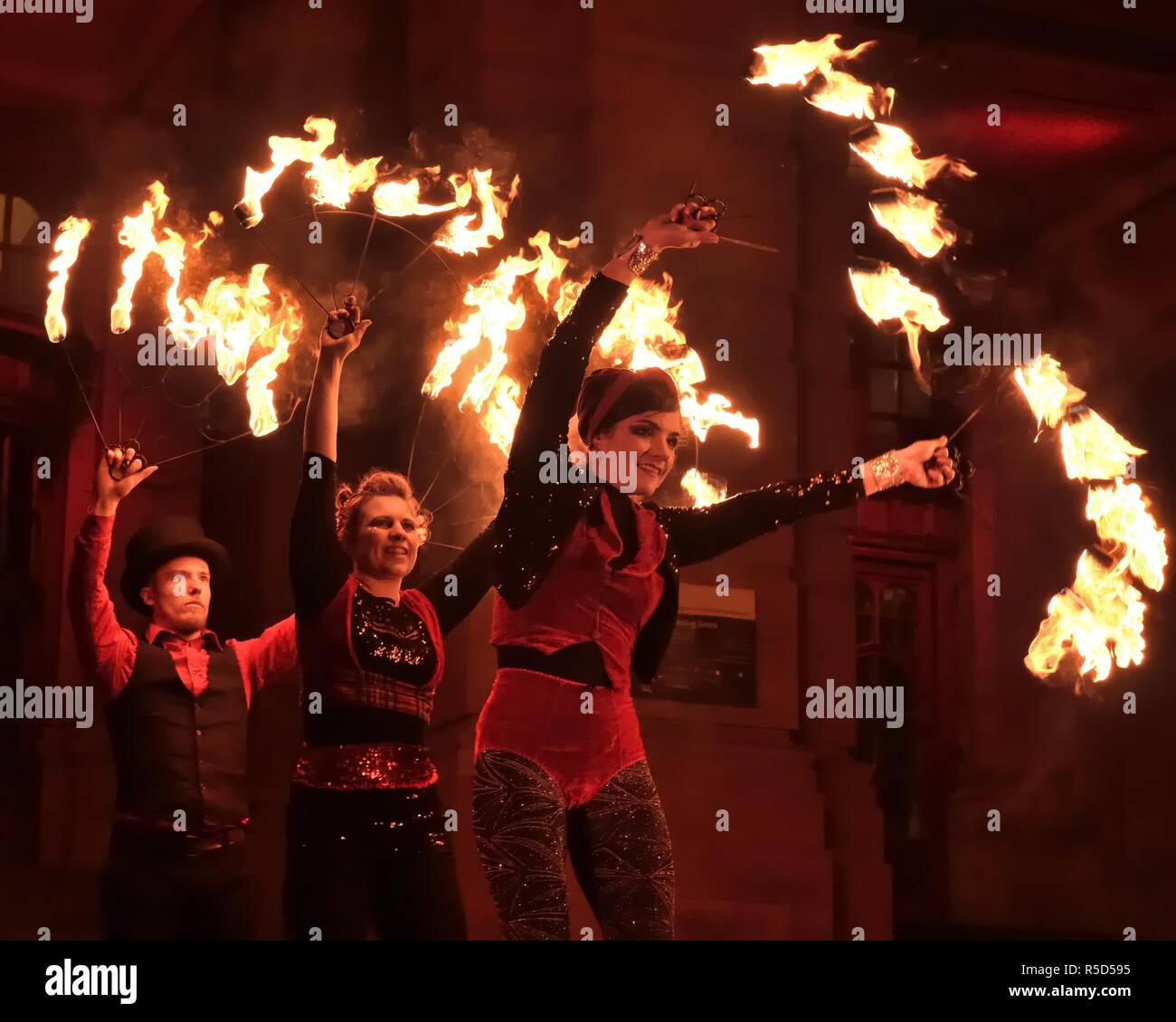 30th, novembre 2018. Glasgow, Scotland, Regno Unito, Europa. West End Festival. Un trio di fuoco i filatori presso il St Andrew's Day Torchlight Parade come parte dell'evento della Scozia eventi invernali Programma. Foto Stock