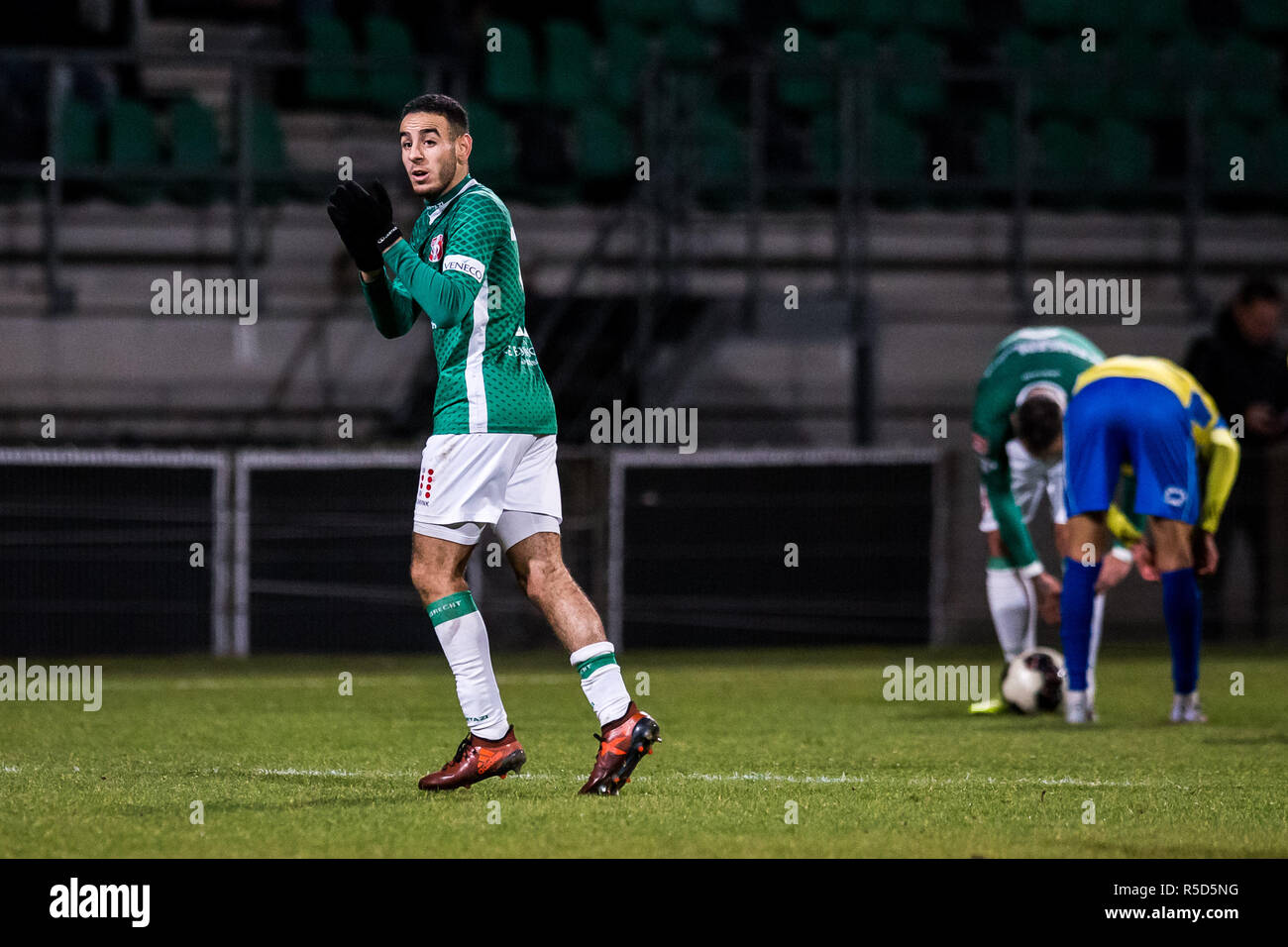 DORDRECHT , 30-11-2018 , Riwal Hoogwerkers Stadium , Calcetto , Stagione 2018/2019 , olandese Keuken Kampioen Divisie , FC Dordrecht - RKC Waalwijk , risultato finale 2-0 , FC Dordrecht giocatore Oussama Zamouri ringrazia i tifosi durante la partita Foto Stock