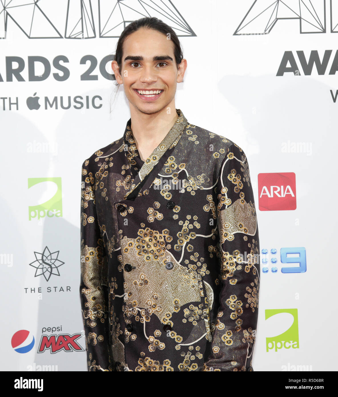 Sydney, NSW, Australia. 28 Nov, 2018. X Factor Australia vincitore Isaia Firebrace visto sul tappeto rosso durante il 2018 ARIA Awards. Credito: Belinda Vel/SOPA Immagini/ZUMA filo/Alamy Live News Foto Stock