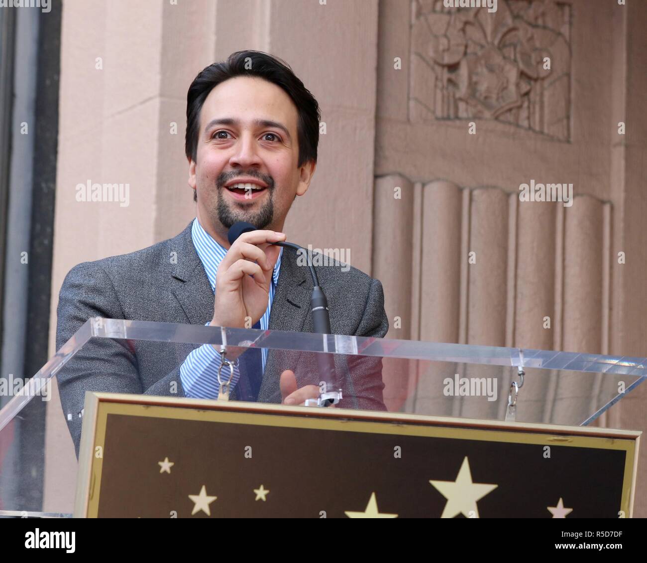 Los Angeles, CA, Stati Uniti d'America. 30 Novembre, 2018. LOS ANGELES - NOV 30: Lin-Manuel Miranda al Lin-Manuel Miranda cerimonia stella sulla Hollywood Walk of Fame il 30 novembre 2018 a Los Angeles, CA alla cerimonia di induzione per la stella sulla Hollywood Walk of Fame per Lin-Manuel Miranda, Hollywood Boulevard, Los Angeles, CA Novembre 30, 2018. Credito: Priscilla concedere/Everett raccolta/Alamy Live News Foto Stock