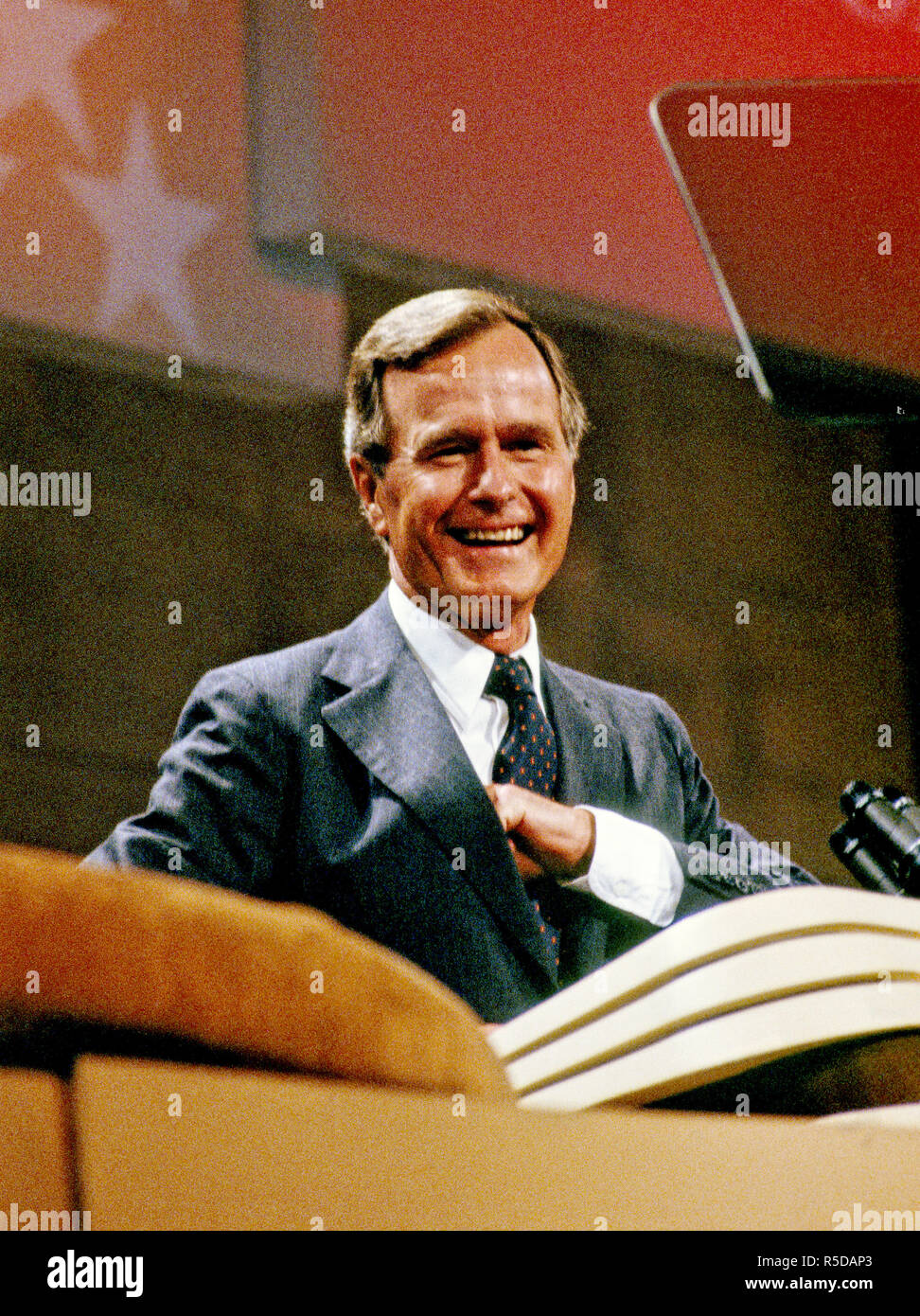 Il Vicepresidente degli Stati Uniti George H.W. Bush risolve il 1984 la convenzione repubblicana come egli accetta la loro candidatura per la rielezione come Vice Presidente degli Stati Uniti alla Reunion Arena di Dallas, in Texas, il 23 agosto 1984. Credito: Howard L. Sachs/CNP - nessun filo SERVICE - foto: Howard L. Sachs/consolidato/dpa | Utilizzo di tutto il mondo Foto Stock