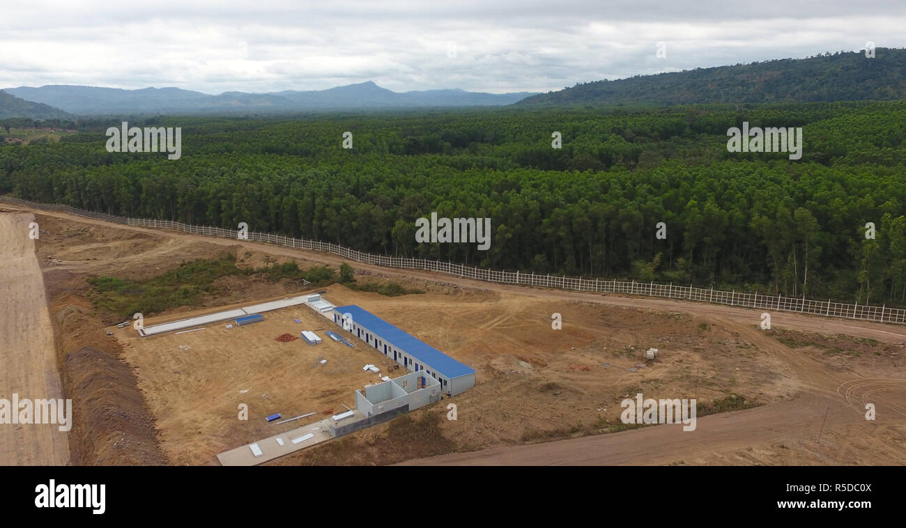 Xepon, Laos, 01 dicembre 2018. Foto aerea adottate il 9 novembre 23, 2018 mostra di alberi di eucalipto intorno al primo moderno mulino di Sun Paper Holdings Laos Co., Ltd. in Xepon, provincia di Savannakhet, circa 410 km a est della capitale del Laos Vientiane. Il primo moderno mulino in Laos, investito da Sun carta Laos, è portare prosperità e maggiori opportunità di occupazione alla centrale di lao villaggio e gli abitanti dei villaggi locali. Sun gruppo carta hanno firmato un accordo di investimento su 'Forest-Pulp-carta " Integrazione con il governo del Laos nel novembre 2009. La società ha investito un totale di 432 milioni di statunitensi Credito: Xinhua Foto Stock