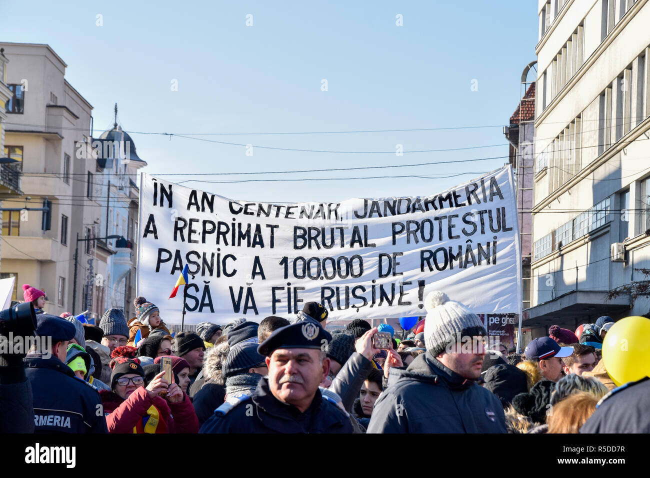 Cluj-Napoca, Romania - 01 dicembre 2018. Le proteste contro il governo rumeno durante il grande giorno di unificazione. Un cartello che dice che "In questo anno centenario, la polizia militare ha brutalmente represse la protesta pacifica del 100000 romeni. Vergogna su di voi!". Credito: Vadim Ungureanu / Alamy Live News Foto Stock