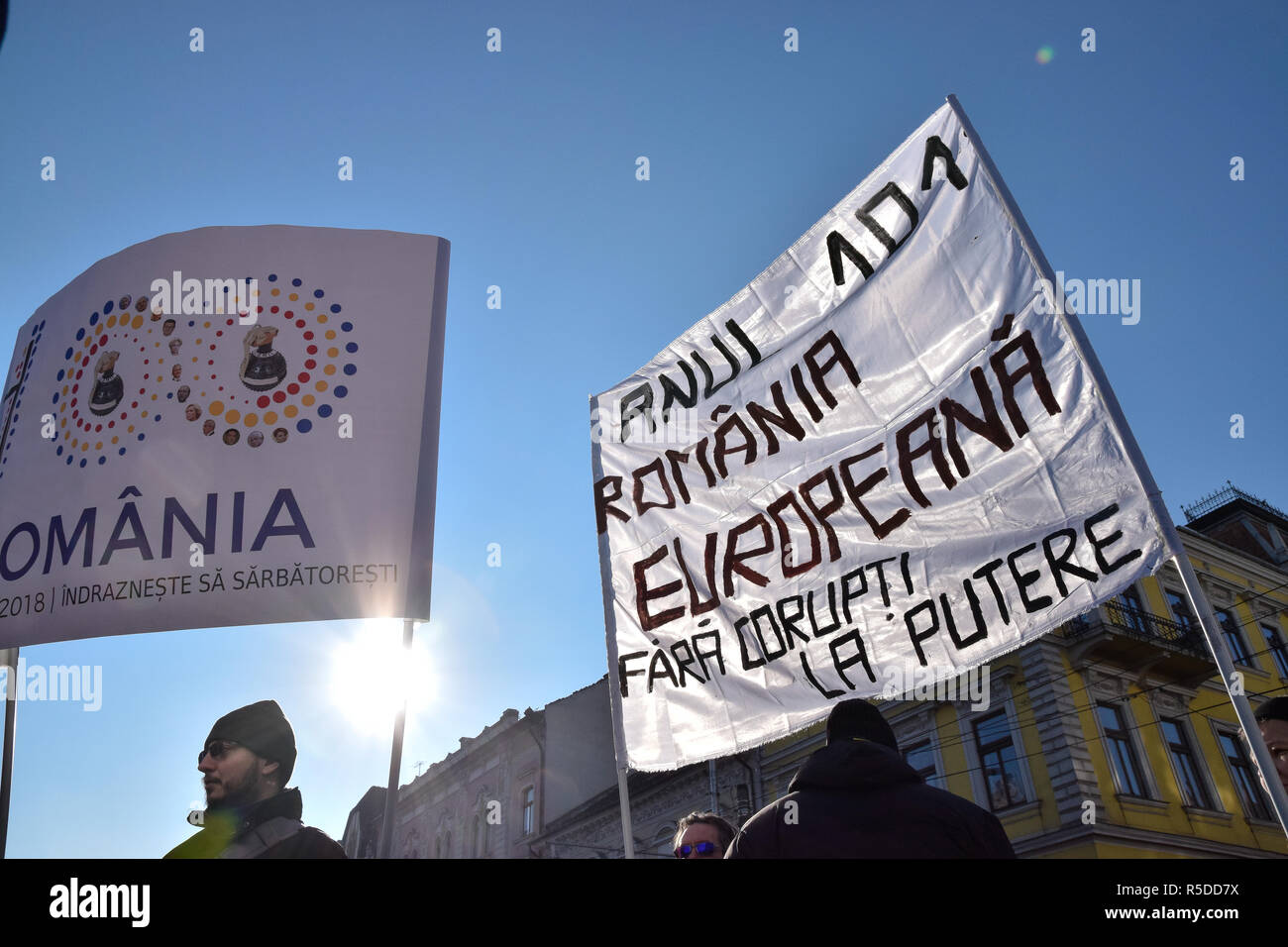 Cluj-Napoca, Romania - 01 dicembre 2018. Le proteste contro il governo rumeno durante il grande giorno di unificazione. Un cartello che dice che ' In questo anno centenario, la polizia militare ha brutalmente represse la protesta pacifica del 100000 romeni. Vergogna su di voi!". Credito: Vadim Ungureanu / Alamy Live News Foto Stock