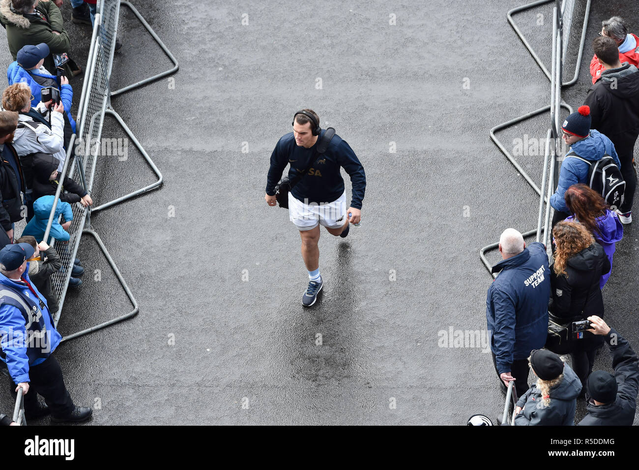 Twickenham, Regno Unito. Il 1 dicembre 2018. Twickenham, Regno Unito , 1 dicembre 2018. Twickenham, Londra, UK, 01 dicembre, 2018. Barbari e Argentina arrivo del team durante il Killik Cup - barbari v Argentina a Twickenham Stadium il Sabato, 01 dicembre 2018. Londra Inghilterra. (Solo uso editoriale, è richiesta una licenza per uso commerciale. Nessun uso in scommesse, giochi o un singolo giocatore/club/league pubblicazioni.) Credito: Taka G Wu/Alamy News Foto Stock