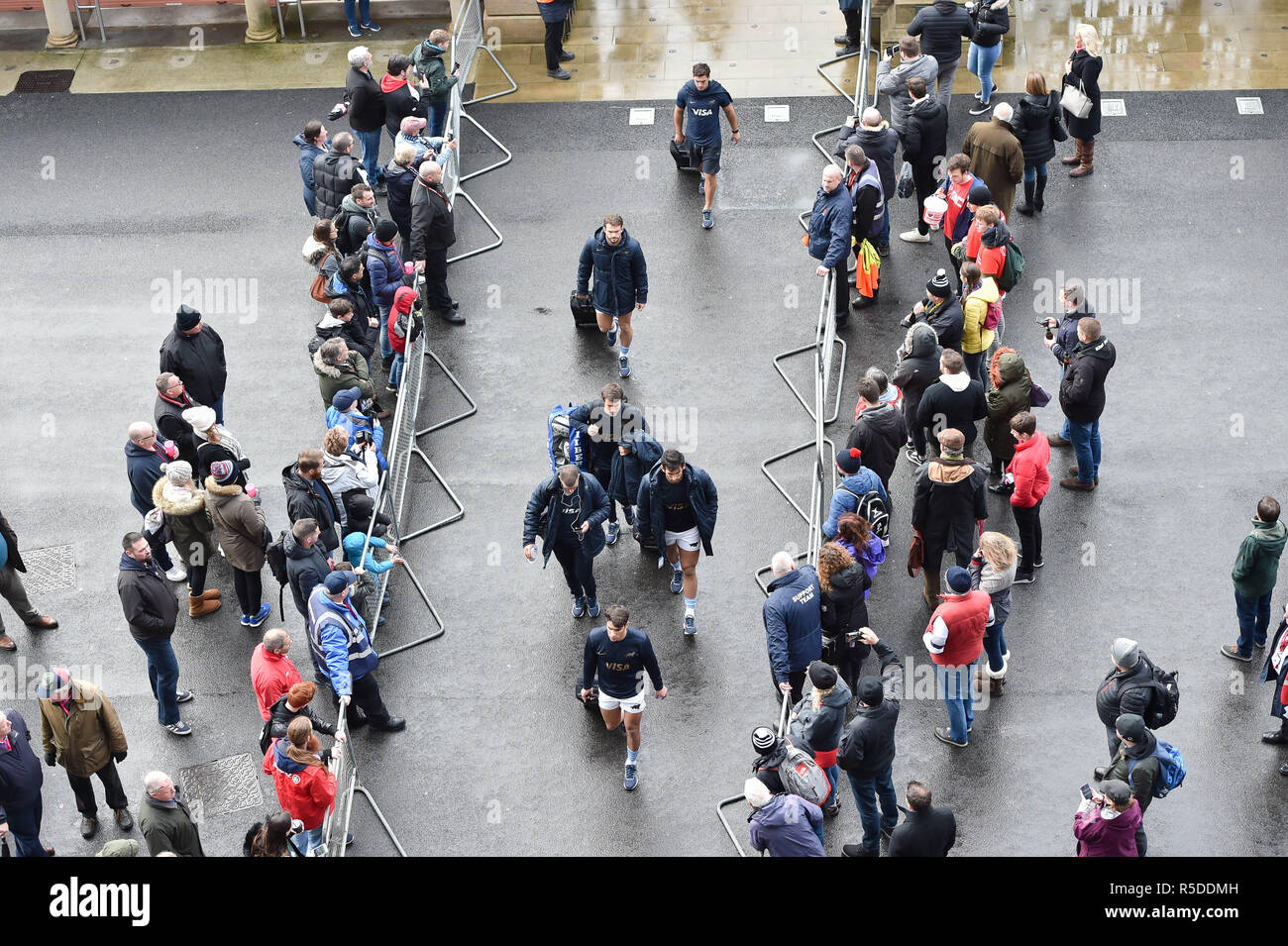 Twickenham, Regno Unito. Il 1 dicembre 2018. Twickenham, Regno Unito , 1 dicembre 2018. Twickenham, Londra, UK, 01 dicembre, 2018. Barbari e Argentina arrivo del team durante il Killik Cup - barbari v Argentina a Twickenham Stadium il Sabato, 01 dicembre 2018. Londra Inghilterra. (Solo uso editoriale, è richiesta una licenza per uso commerciale. Nessun uso in scommesse, giochi o un singolo giocatore/club/league pubblicazioni.) Credito: Taka G Wu/Alamy News Foto Stock