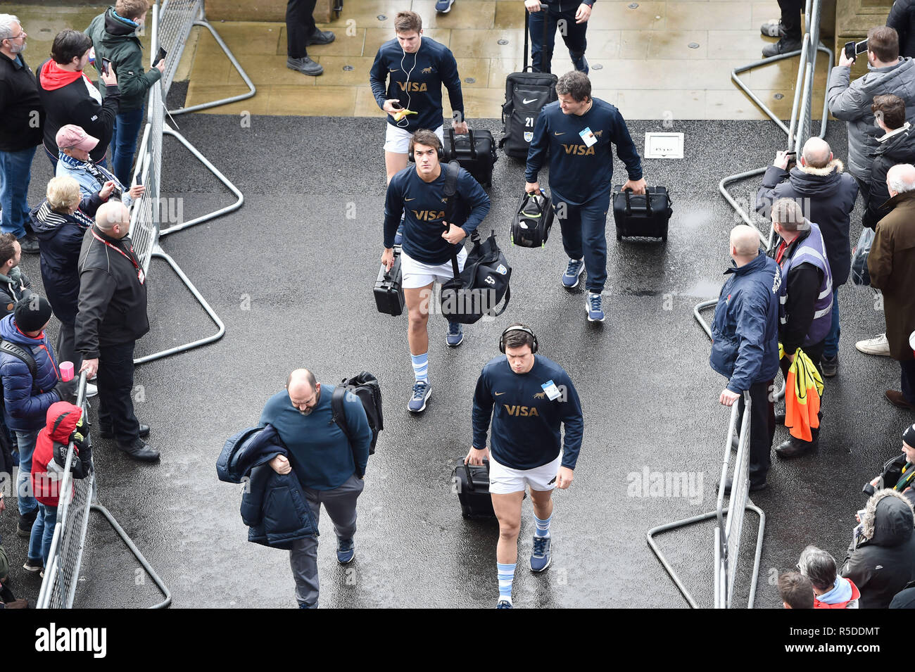 Twickenham, Regno Unito. Il 1 dicembre 2018. Twickenham, Regno Unito , 1 dicembre 2018. Twickenham, Londra, UK, 01 dicembre, 2018. Barbari e Argentina arrivo del team durante il Killik Cup - barbari v Argentina a Twickenham Stadium il Sabato, 01 dicembre 2018. Londra Inghilterra. (Solo uso editoriale, è richiesta una licenza per uso commerciale. Nessun uso in scommesse, giochi o un singolo giocatore/club/league pubblicazioni.) Credito: Taka G Wu/Alamy News Foto Stock