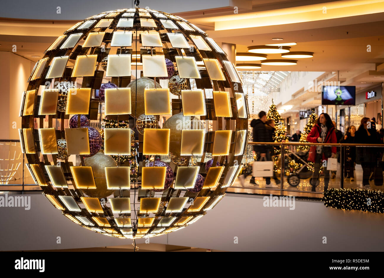 Hannover, Germania. 01 Dicembre , 2018. La gente correre attraverso una galleria di negozi decorato per il Natale. Il settore del commercio al dettaglio in Bassa Sassonia sta sperando per la versione completa di negozi e i clienti che desiderano acquistare già all'inizio del tempo di Avvento. Credito: Peter Steffen/dpa/Alamy Live News Foto Stock