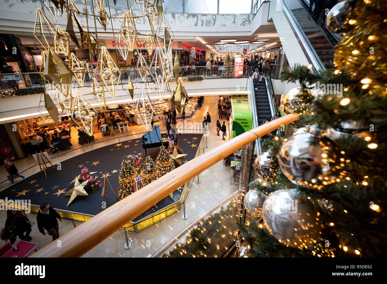 Hannover, Germania. 01 Dicembre , 2018. La gente correre attraverso una galleria di negozi decorato per il Natale. Il settore del commercio al dettaglio in Bassa Sassonia sta sperando per la versione completa di negozi e i clienti che desiderano acquistare già all'inizio del tempo di Avvento. Credito: Peter Steffen/dpa/Alamy Live News Foto Stock